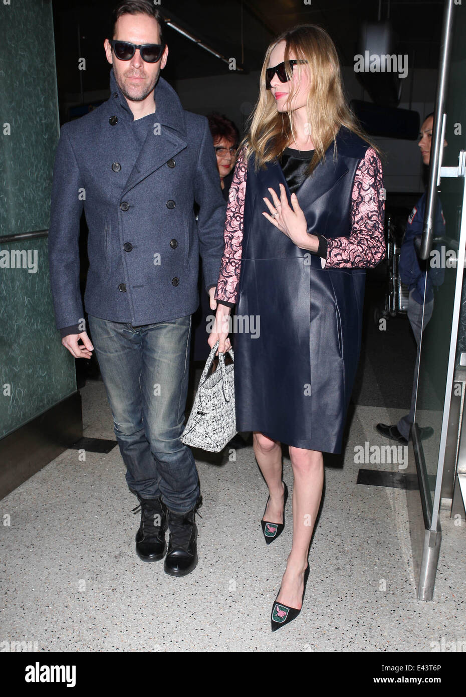 Kate Bosworth porte une robe rose et noir pinafore chaussures à crête, arrive à l'Aéroport International de Los Angeles (LAX) avec son mari Michael Polish avec : Kate Bosworth,Michael Polish Où : Los Angeles, California, United States Quand : 21 Jan 2014 Banque D'Images