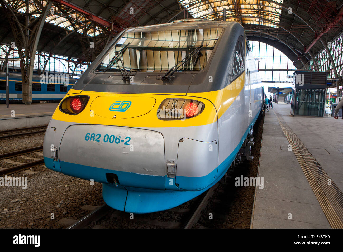 Les chemins de fer tchèques 682 Classe Fiat-faite à grande vitesse Pendolino train à la gare de Prague, République tchèque. Banque D'Images