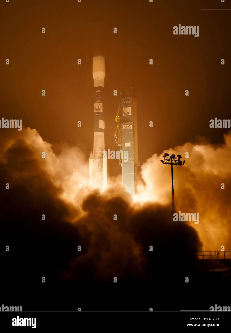 La NASA en orbite autour de l'Observatoire du carbone-2 à bord d'un United Alliance Lancement fusée Delta II se lance dans la nuit brouillard à l'Ensemble de Lancement de l'espace 2 Juillet 2, 2014 à Vandenberg Air Force Base, en Californie. Le lancement a été retardé plus tôt avant d'être autorisé à décoller. OCO-2 est la première mission de la NASA consacrée à l'étude de dioxyde de carbone atmosphérique, le principal gaz à effet de serre d'origine humaine moteur de changement dans le climat terrestre. Banque D'Images
