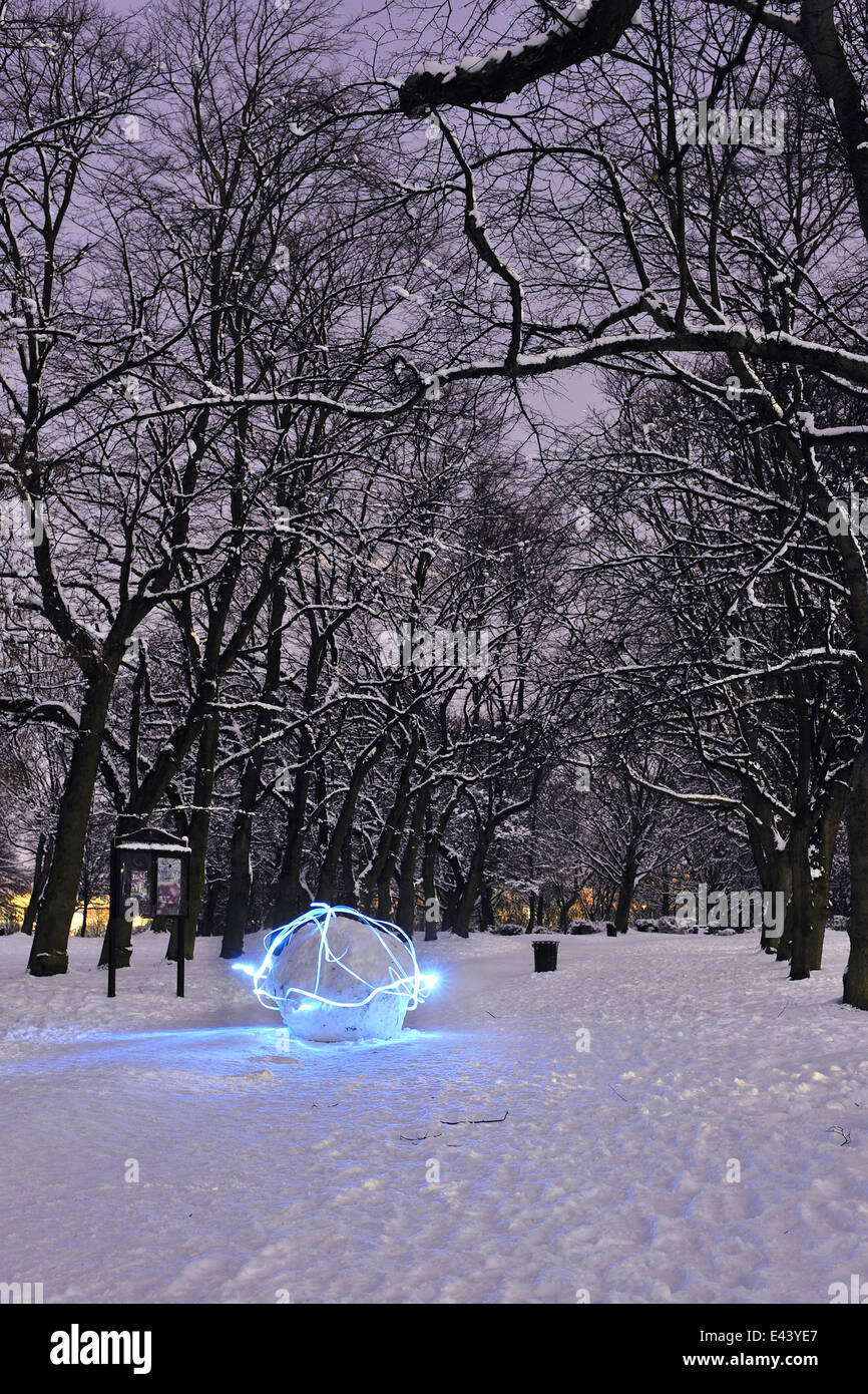 Pris sur un des hivers très nuit à Hyde Park, Leeds Banque D'Images