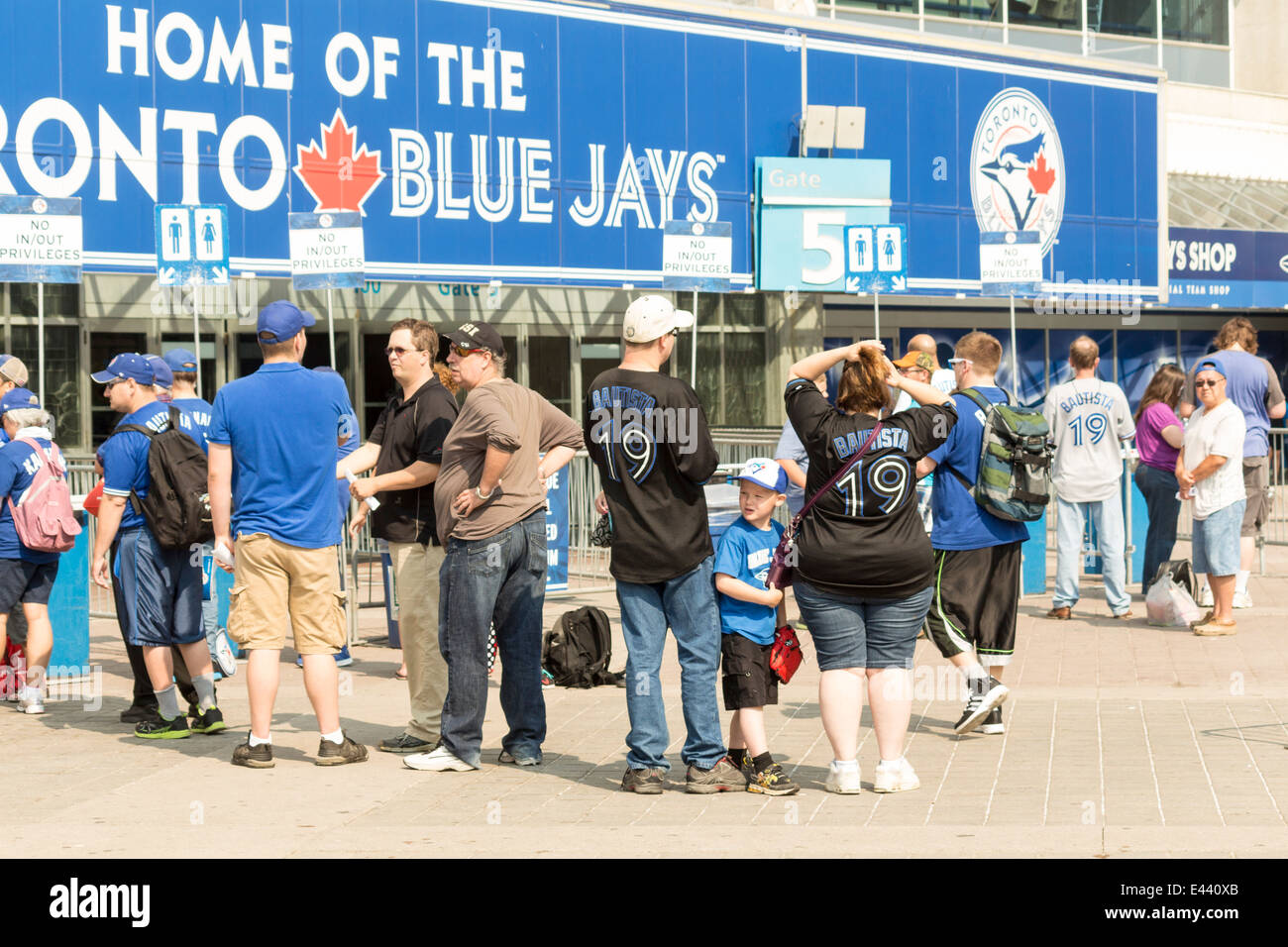 Fans des Blue Jays de Toronto en ligne à un match de baseball à Roger's Centre à Toronto (Ontario) Canada. De nombreuses portant des chandails de Bautista. Banque D'Images