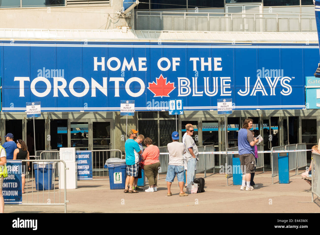 Les gens qui marchent autour de l'extérieur du Rogers Centre avant d'un Toronto Blue Jay's baseball jeu sur un jour d'été ensoleillé Banque D'Images