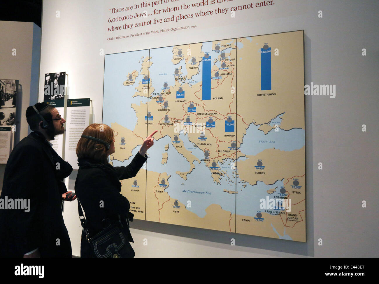 Les membres du public visiter le Musée de Yad Vashem, le monument commémoratif officiel des victimes juives de l'Holocauste, l'avant du Jour commémoratif de l'Holocauste le 27 janvier 2014. Où : Jérusalem, Israël Quand : 26 Jan 2014 Banque D'Images