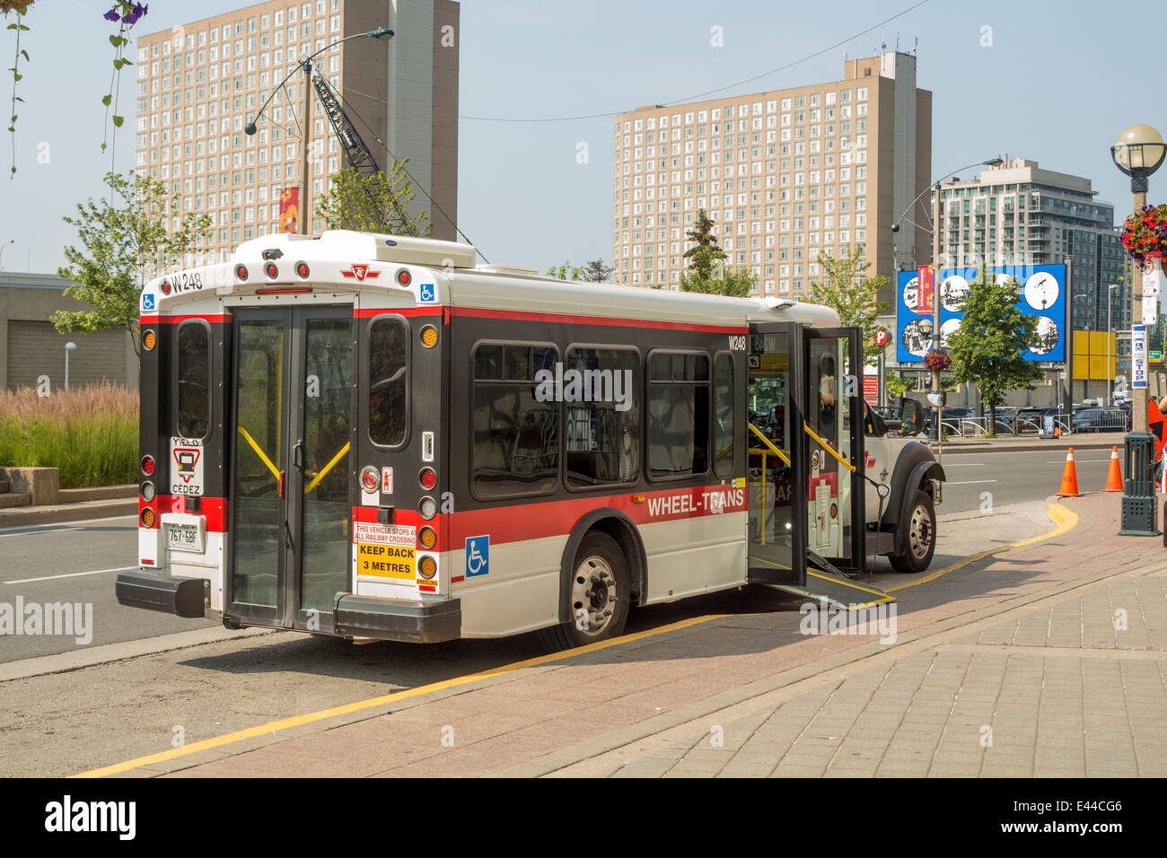 TTC TRANS ROUE Bus avec rampe vers le bas à l'extérieur du Centre Rogers au  centre-ville de Toronto (Ontario) Canada Photo Stock - Alamy