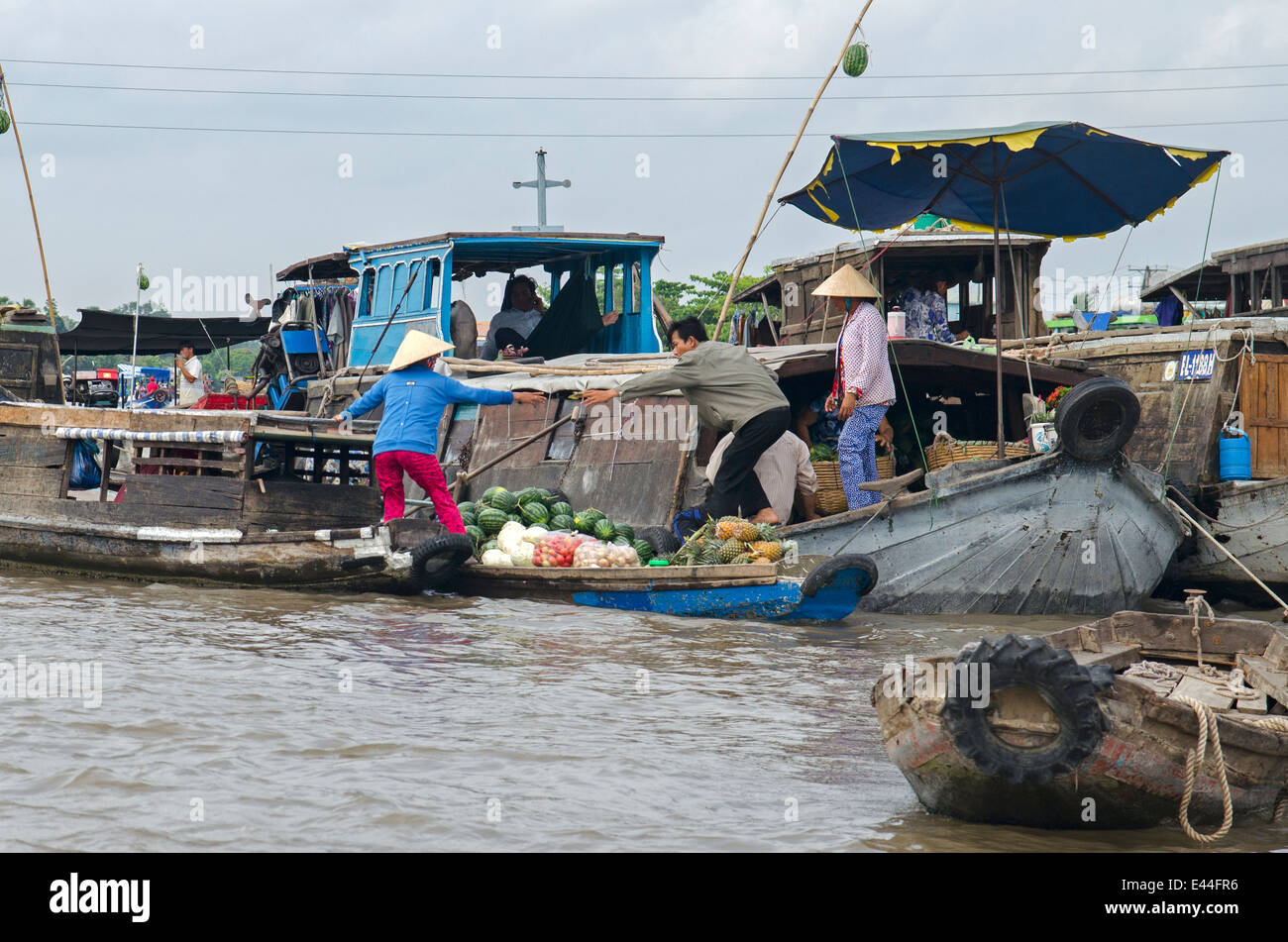 Les gens l'achat et la vente des fruits & légumes, pouvez Rang marché flottant, Can Tho, Vietnam Banque D'Images