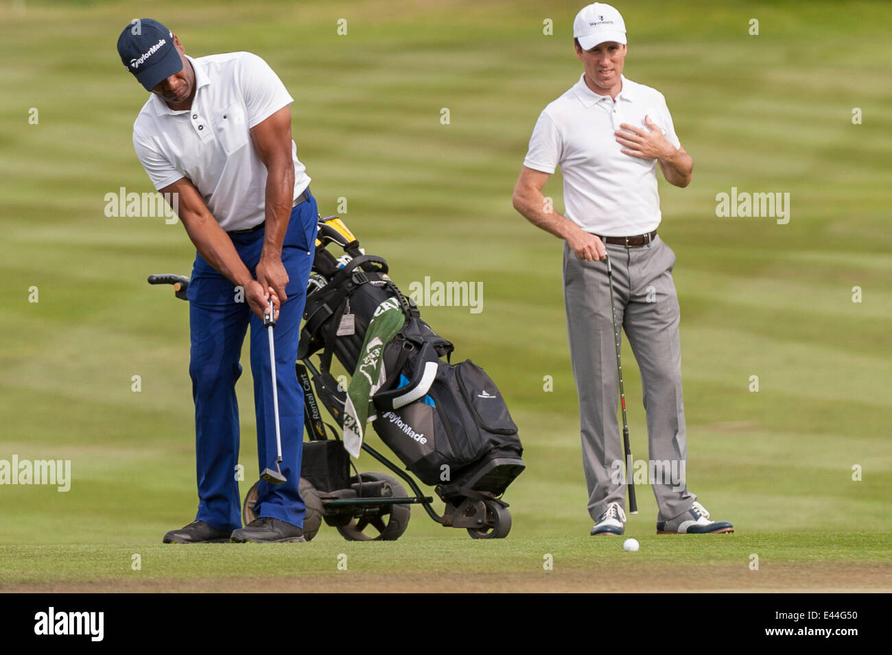 Denham, Londres, Royaume-Uni, 2 juillet 2014. Les fournisseurs d'HANDA Ladies European Masters 2014 Pro-Am - journée au Buckinghamshire golf club. Une journée pour les entreprises et les partenaires de célébrité pour jouer aux côtés de professionnels de l'avant de l'événement principal le jour suivant. Sur la photo : Anton du Beke, danseur professionnel et star de télévision BBC's Strictly Come Dancing et Les Ferdinand, ex l'Angleterre et Tottenham Hotspurs FC xv, qui s'est associé Carly Booth (Ecosse). Crédit : Stephen Chung/Alamy Live News Banque D'Images