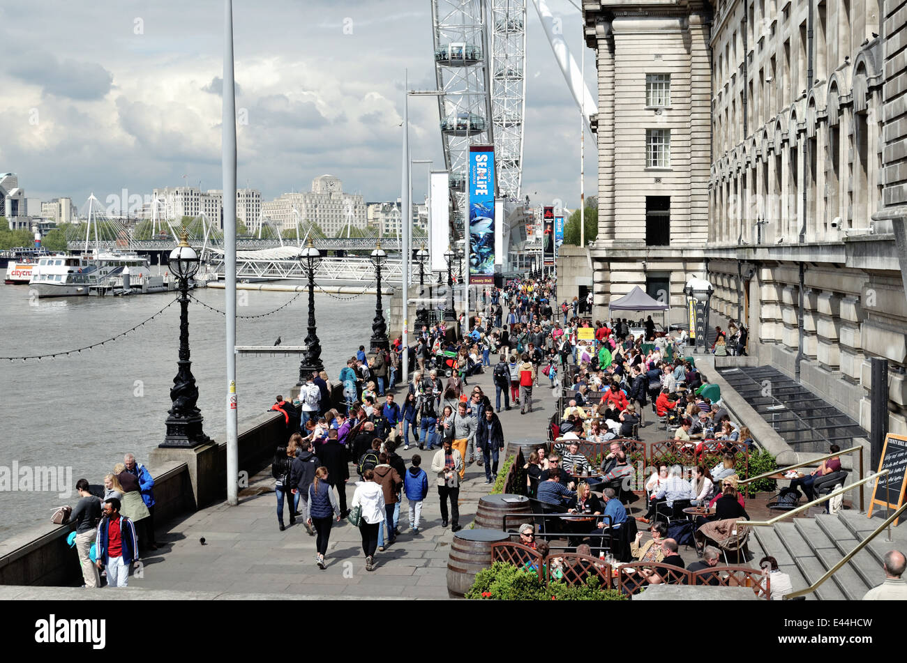 Des foules de touristes sur la rive sud de Londres Banque D'Images