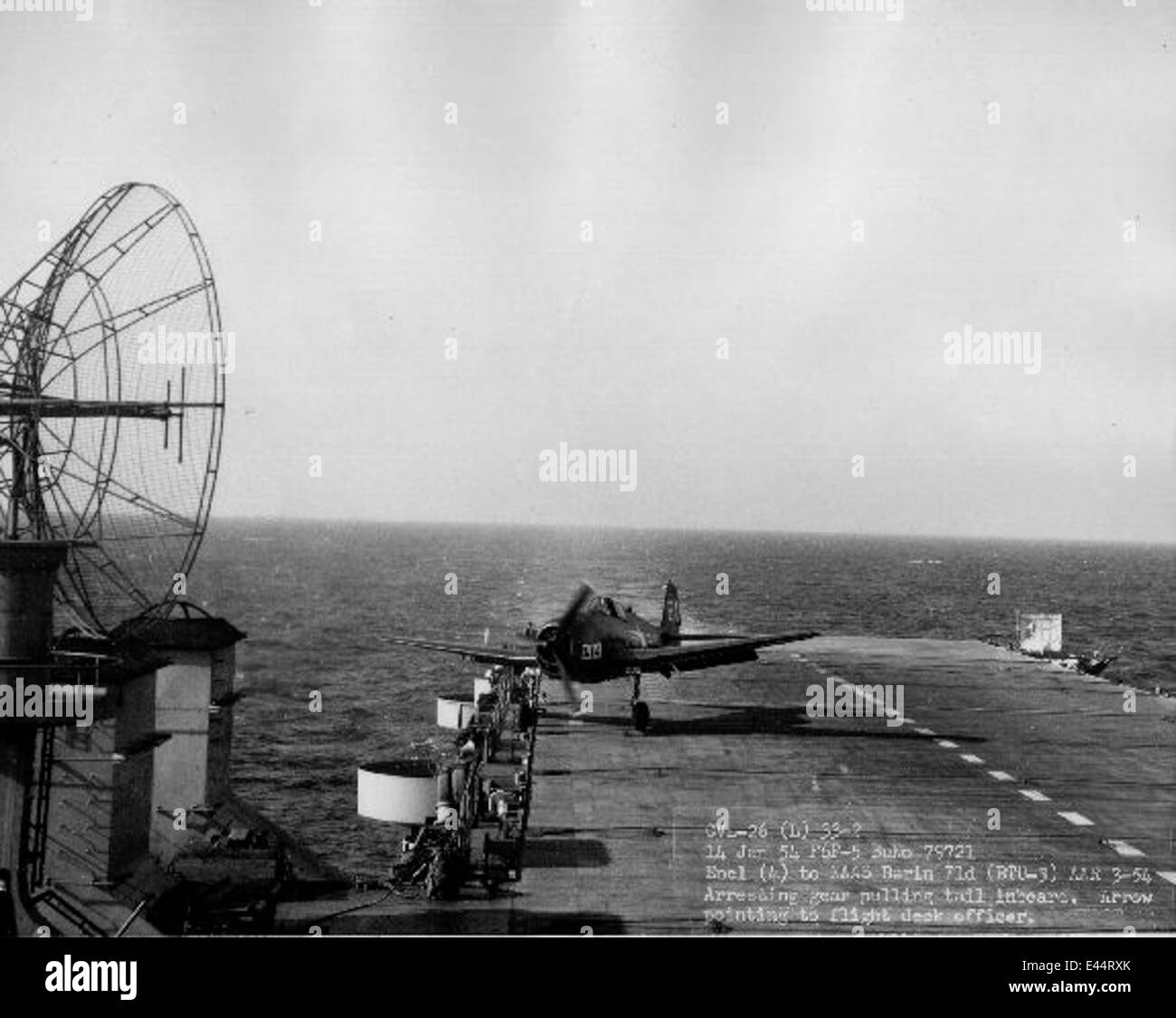 Photographie d'un chasseur F6F-5 Hellcat sur le pont d'envol d'un CVL (Light Aircraft Carrier), montrant son rôle dans les opérations navales de la seconde Guerre mondiale. Banque D'Images