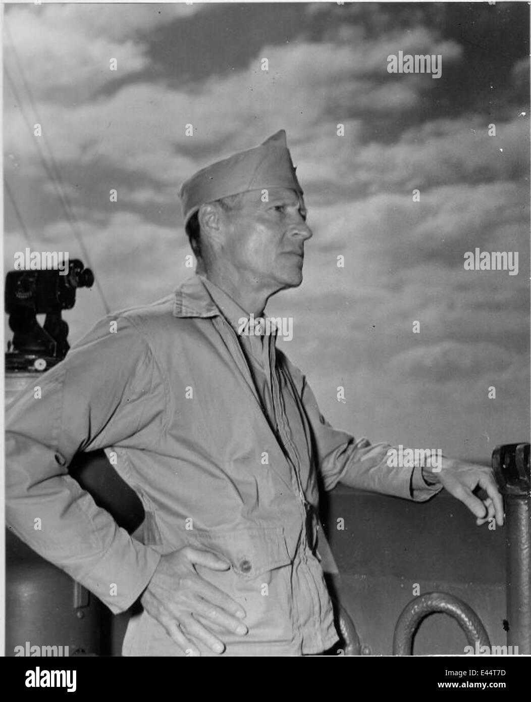 Le capitaine AC Davis, commandant de l'USS Enterprise (CV-69), est photographié dans cette photographie historique, reflétant son leadership dans l'aviation navale américaine. Banque D'Images