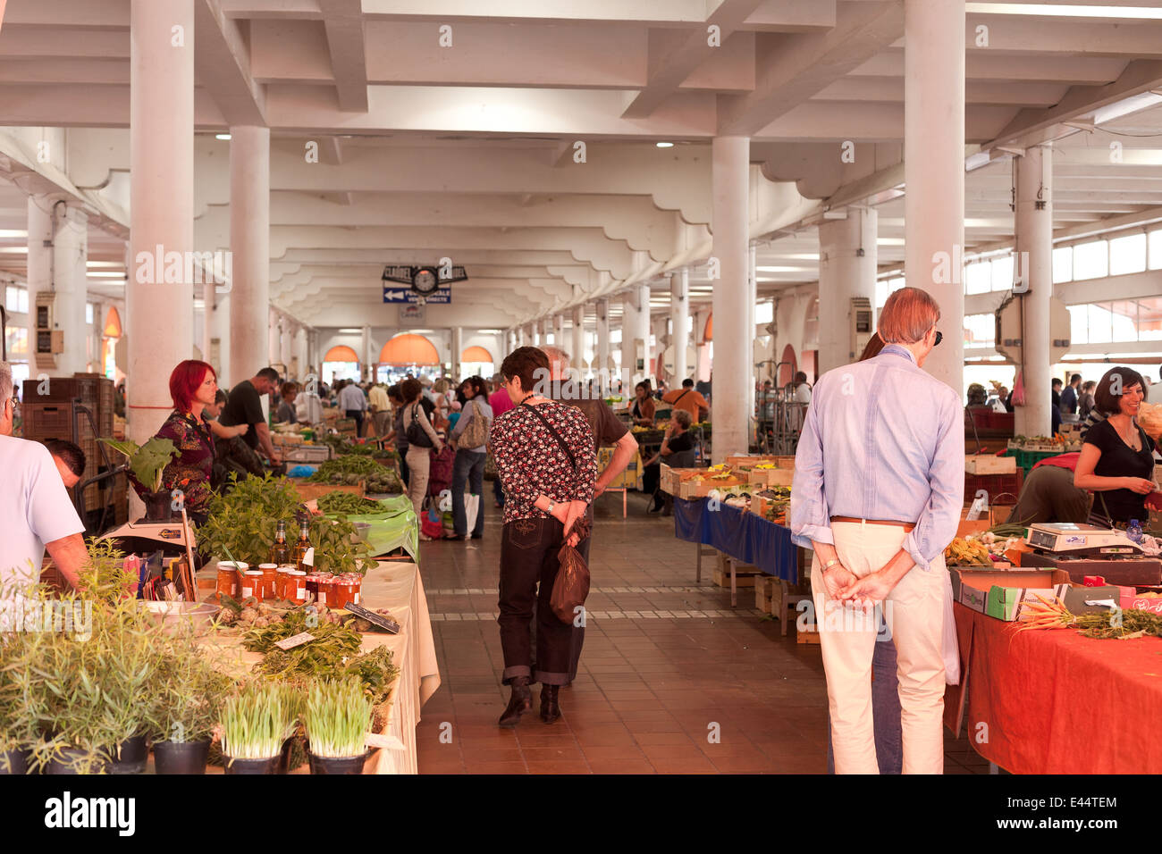 Les gens de farmer's market hall à Cannes, France. Banque D'Images