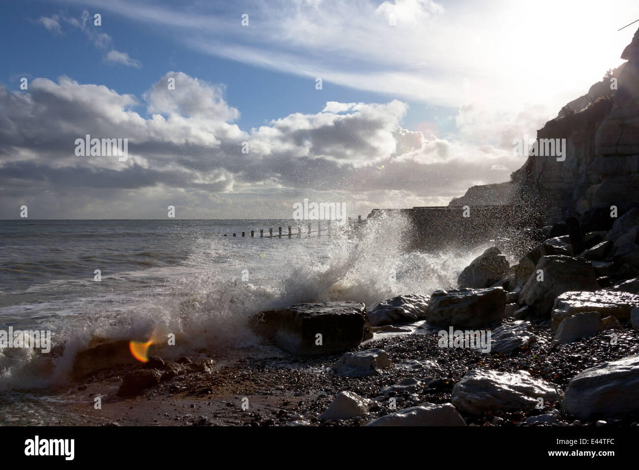 Vagues, l'océan et les falaises sous un ciel sauvages. Banque D'Images