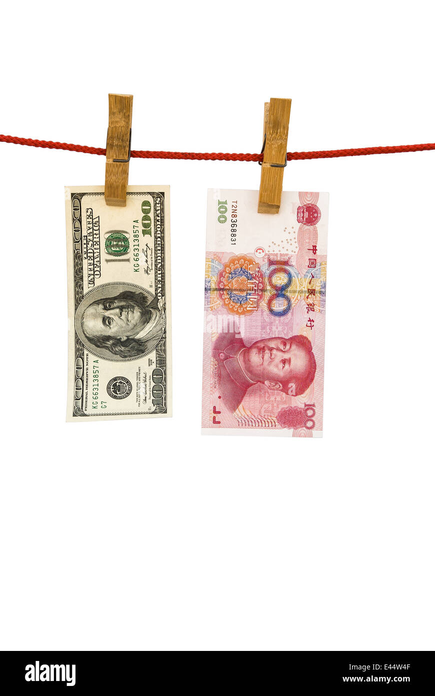 Et RMB USD hanging with clipping path, le blanchiment de l'argent Banque D'Images