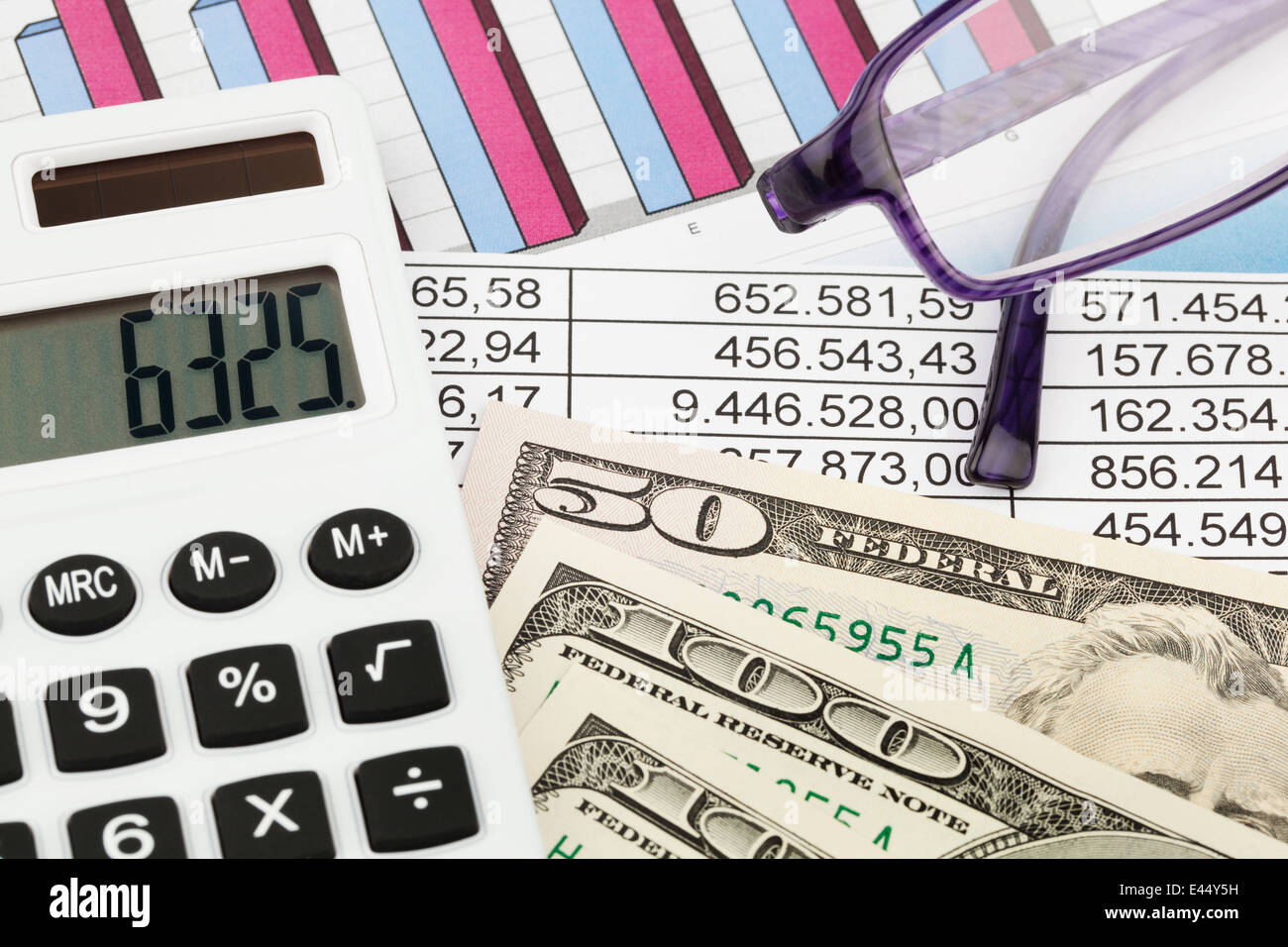 Une calculatrice et diverses statistiques lors du calcul du bilan, les revenus et les bénéfices. Banque D'Images