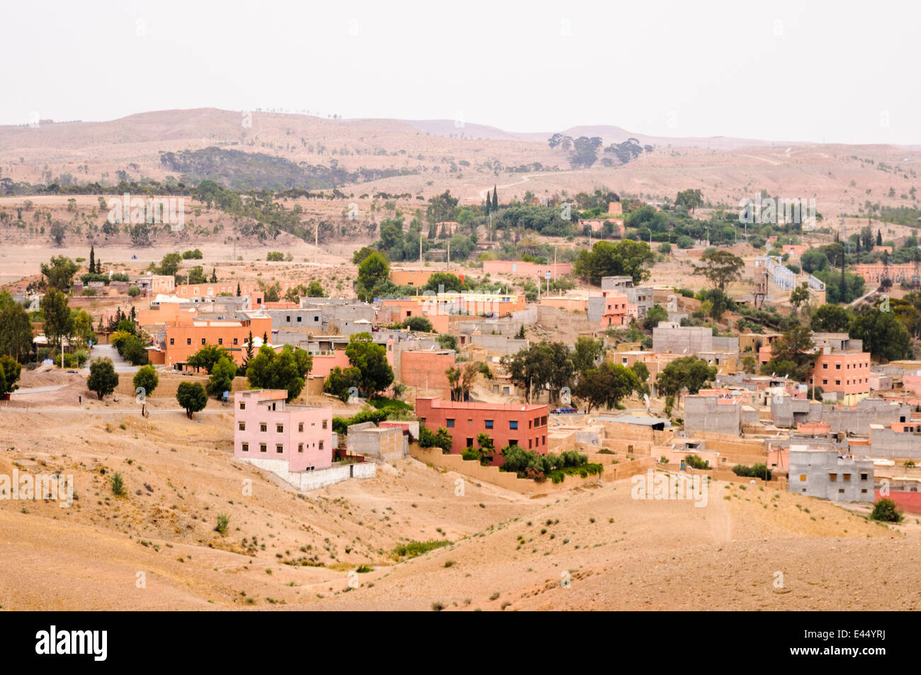 Village traditionnel berbère jusqu'aux montagnes de l'Atlas, Maroc Banque D'Images