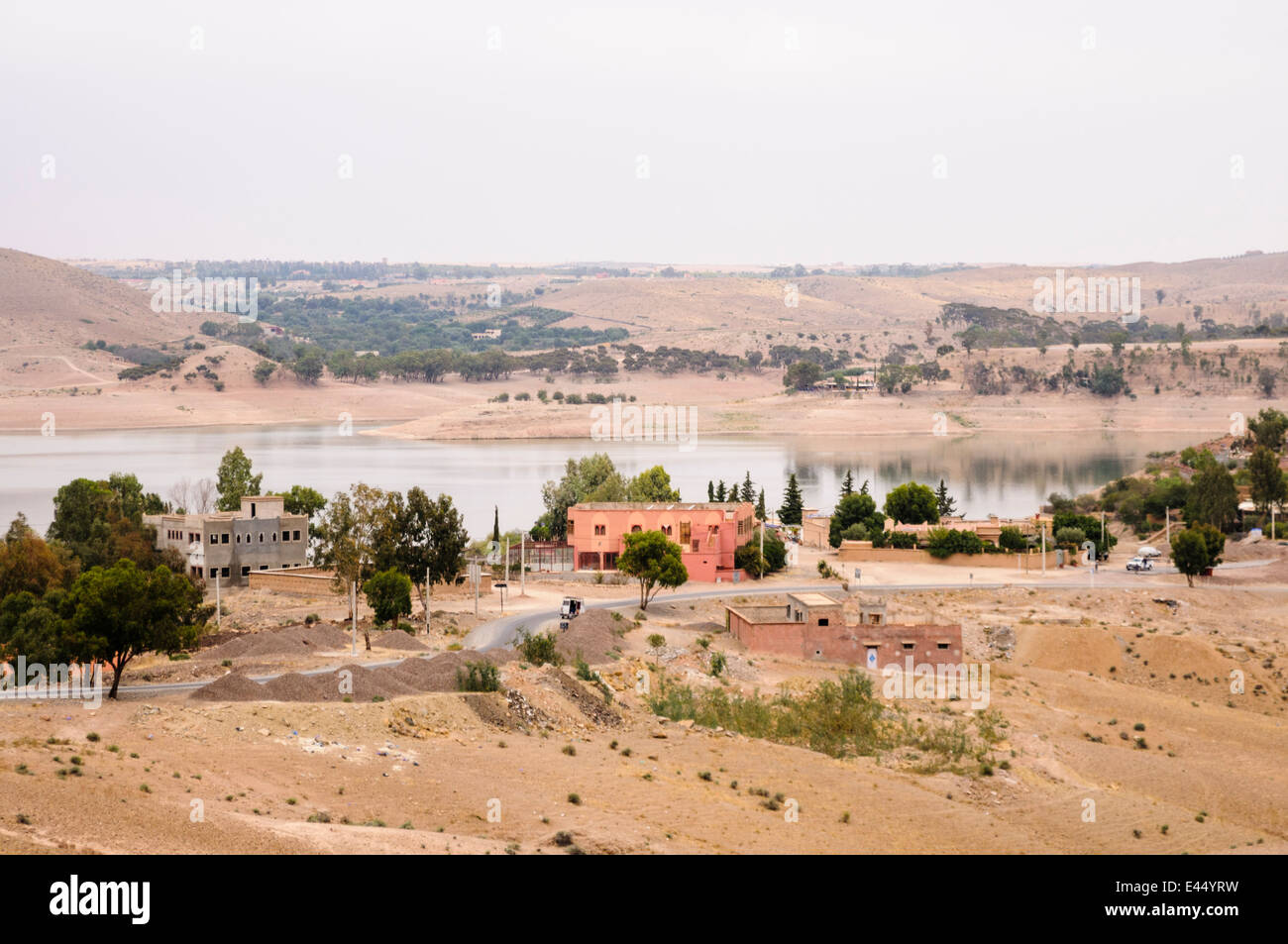 Village traditionnel berbère jusqu'aux montagnes de l'Atlas, Maroc Banque D'Images