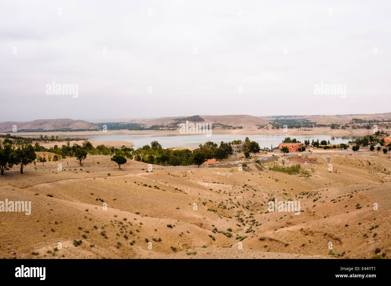 Village traditionnel berbère jusqu'aux montagnes de l'Atlas, Maroc Banque D'Images