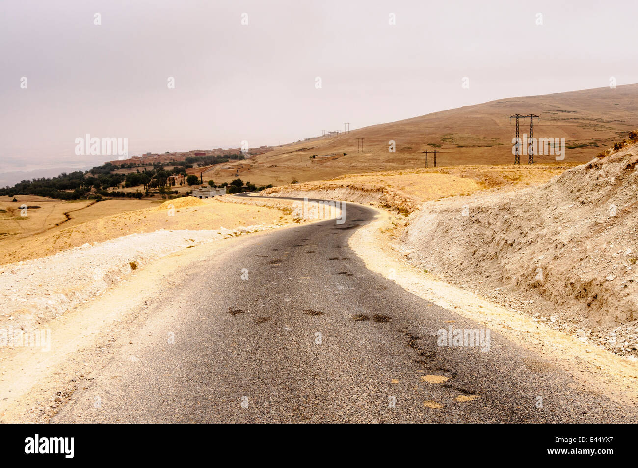Haut de l'Atlas avec les nuages bas Banque D'Images