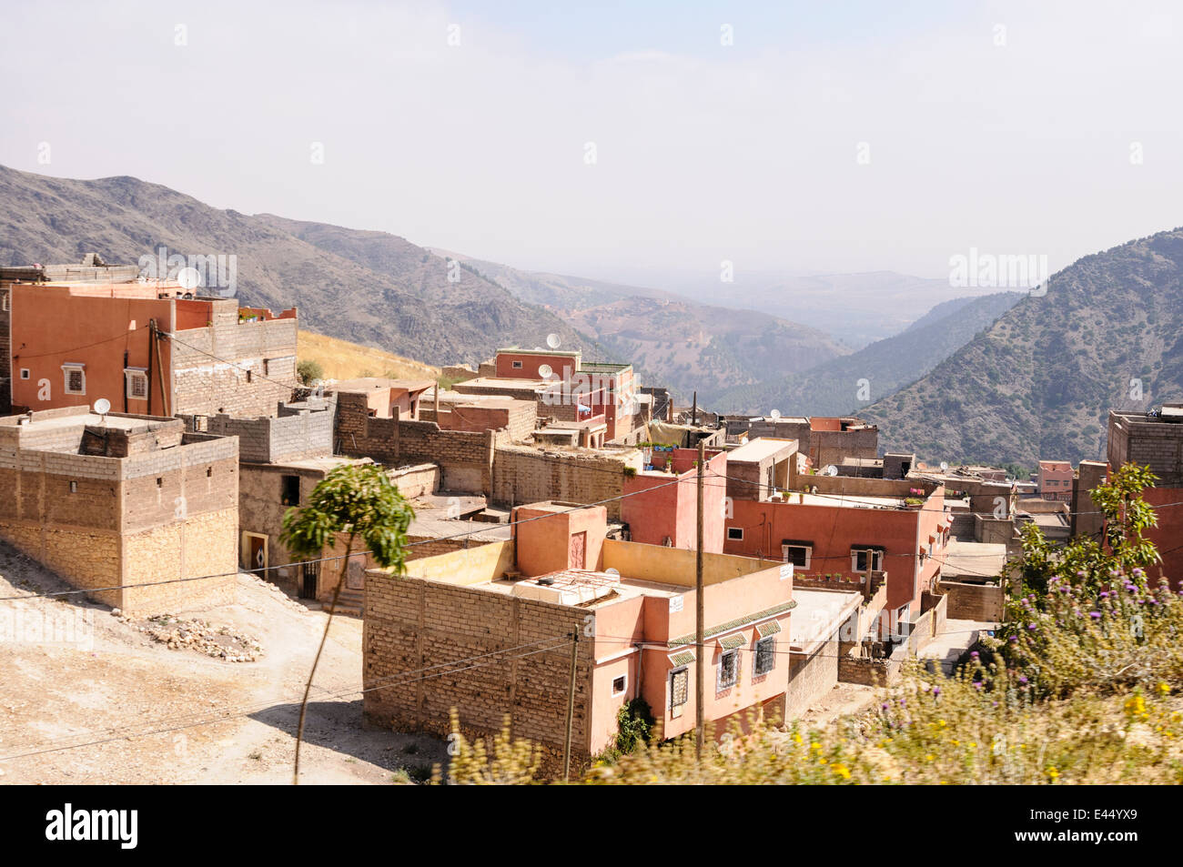 Paysage panoramique avec un typique village berbère, à l'Atlas, Maroc Banque D'Images