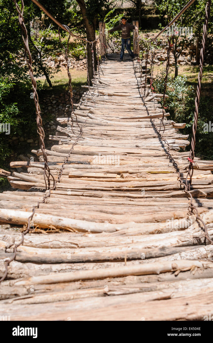 Un pont branlant potentiellement dangereux sur la rivière de l'Ourika, la vallée de l'Ourika, Atlas, Maroc Banque D'Images