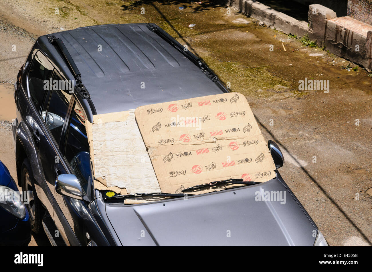 Carton sur la fenêtre d'une voiture pour garder la chaleur au Maroc. Banque D'Images