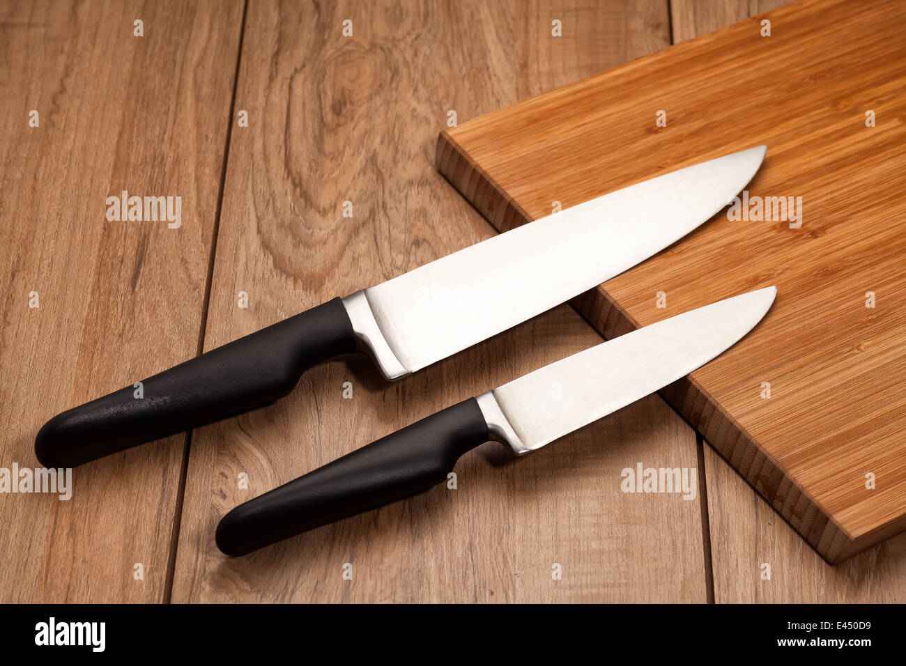 Des couteaux de cuisine sur fond de bois Banque D'Images