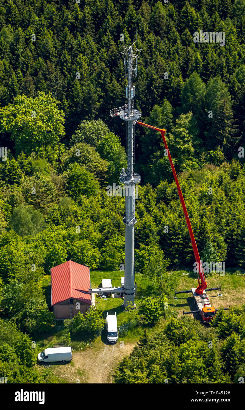 Vue aérienne, les techniciens travaillant sur un mât de radio, Bad Laasphe, Rhénanie du Nord-Westphalie, Allemagne Banque D'Images