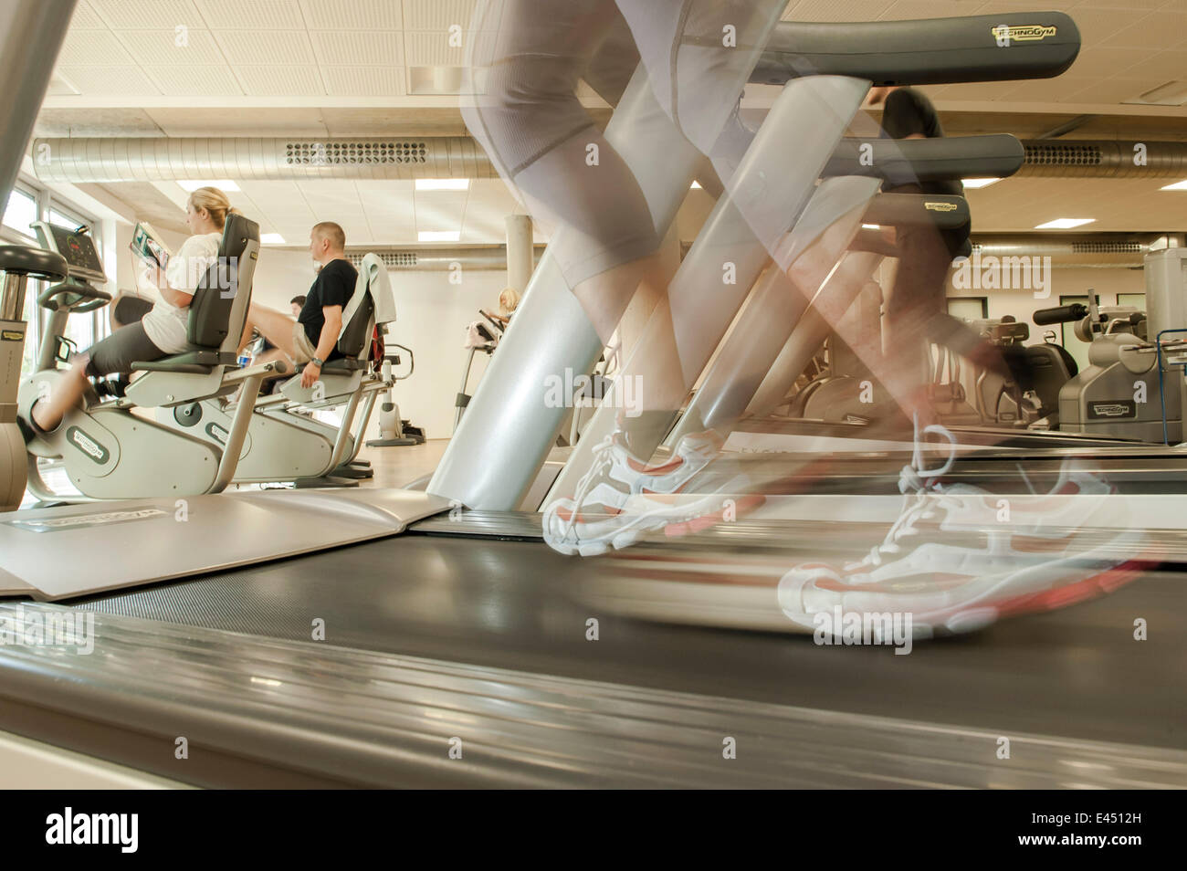 Athlète féminin de l'exercice sur un tapis roulant dans une salle de sport, d'Oberhausen, Rhénanie du Nord-Westphalie, Allemagne Banque D'Images