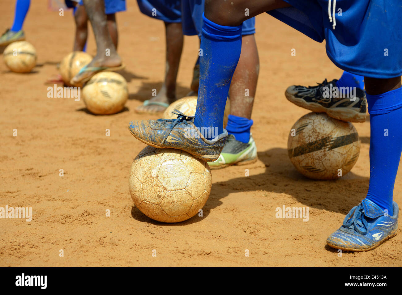 Pieds d'enfants brésiliens avec des ballons de soccer, événement pour les enfants et les jeunes des quartiers pauvres, Festival da Bola, Banque D'Images