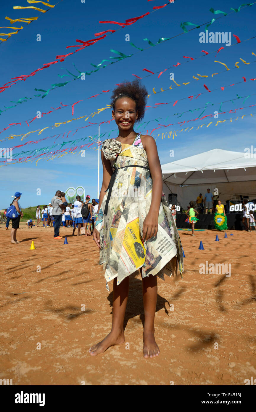 Fille présentant une robe faite de journaux recyclés à un défilé d'un projet social, Salvador, Bahia, Brésil Banque D'Images