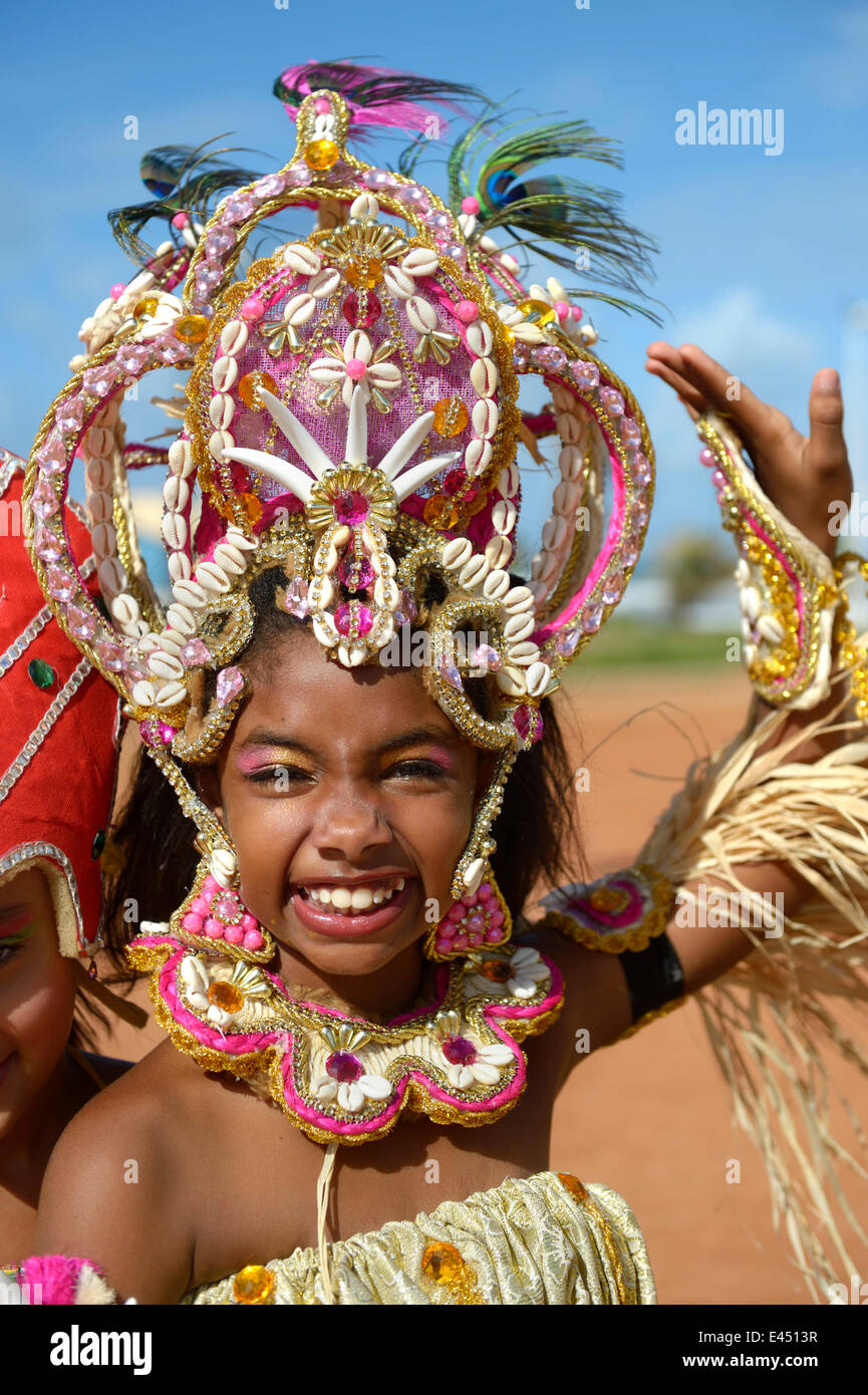 Danseur, habillé de couleurs vives fille d'un groupe de musique afro-brésilien traditionnel, Salvador, Bahia, Brésil Banque D'Images