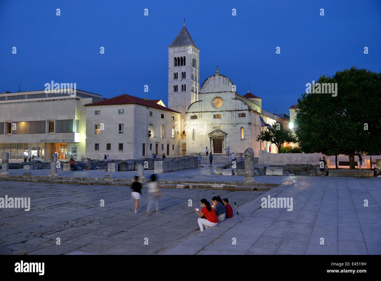 De l'église Sveta Marija au crépuscule, Zadar, Dalmatie, Croatie Banque D'Images