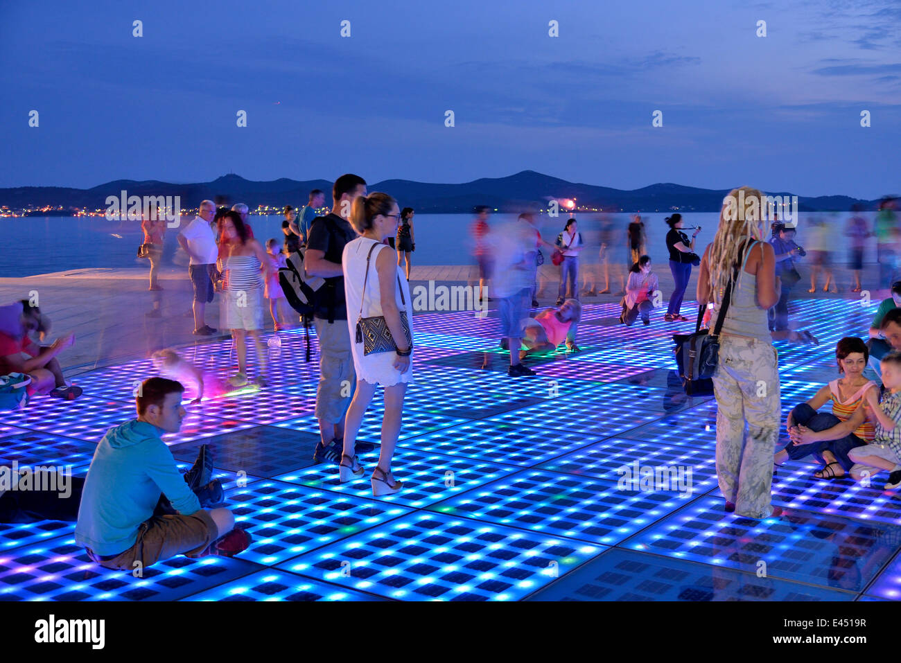 Personnes au Monument au soleil, Pozdrav Suncu, par l'architecte Nikole Bašića, au crépuscule, Zadar, Dalmatie, Croatie Banque D'Images