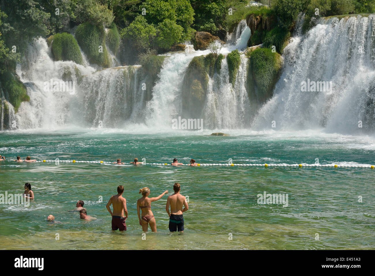 Les touristes de prendre un bain à la cascades de Skradinski buk, Parc National de Krka, Šibenik-Knin, en Croatie, Dalmatie Comté Banque D'Images