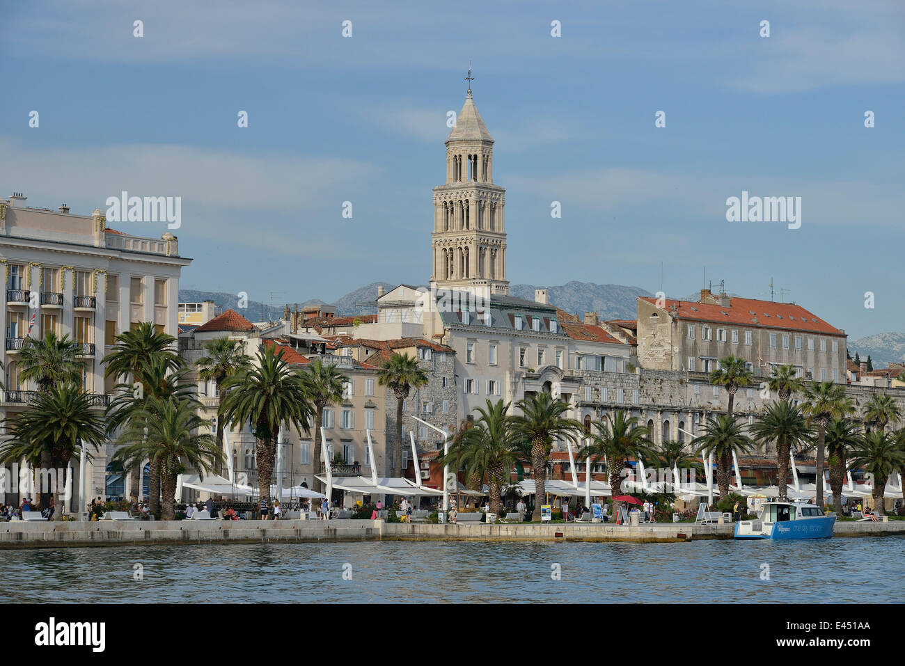 Promenade avec la tour de la cathédrale saint Domnius, également Saint Pierre du Calvet ou cathédrale Saint Duje, 10e siècle, la mer Adriatique Banque D'Images