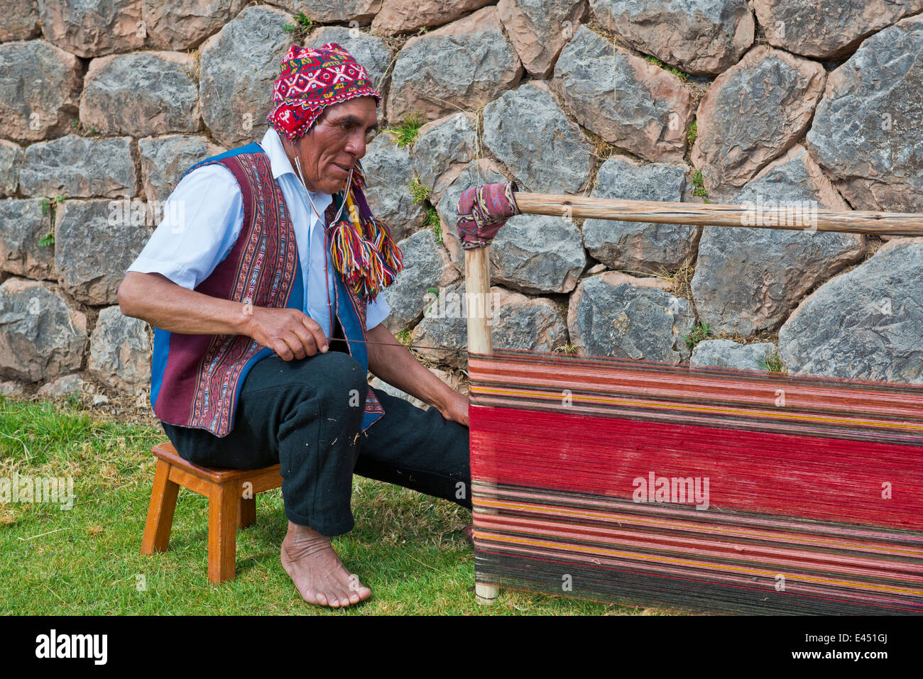 Un homme âgé portant un chapeau, en vêtements traditionnels indiens  Quechua, assis sur le plancher travaillant sur la civière d'un métier Photo  Stock - Alamy