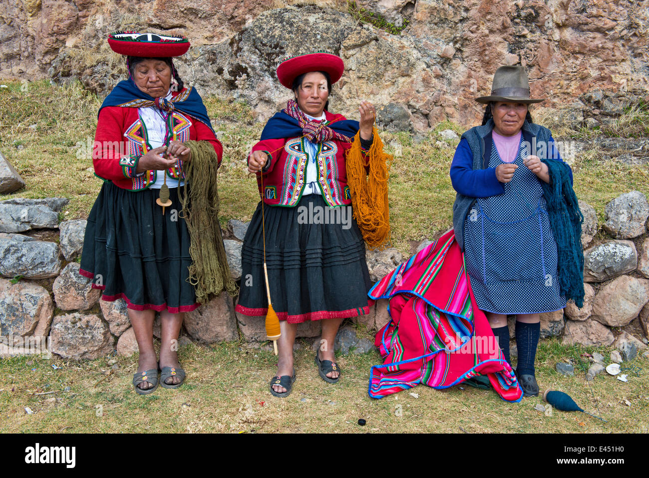Trois personnes âgées femmes portant des chapeaux, des indiens Quechua en  costume traditionnel avec du filage de la laine, des fusées de Cinchero  Photo Stock - Alamy