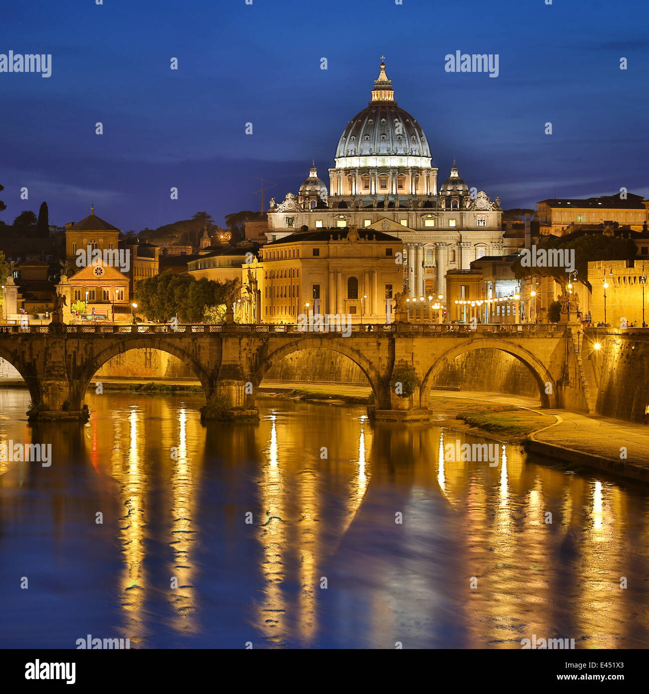 La basilique Saint Pierre, en face du pont Ponte Sant'Angelo et le Tibre, l'heure bleue, Vatican, Rome, Latium, Italie Banque D'Images