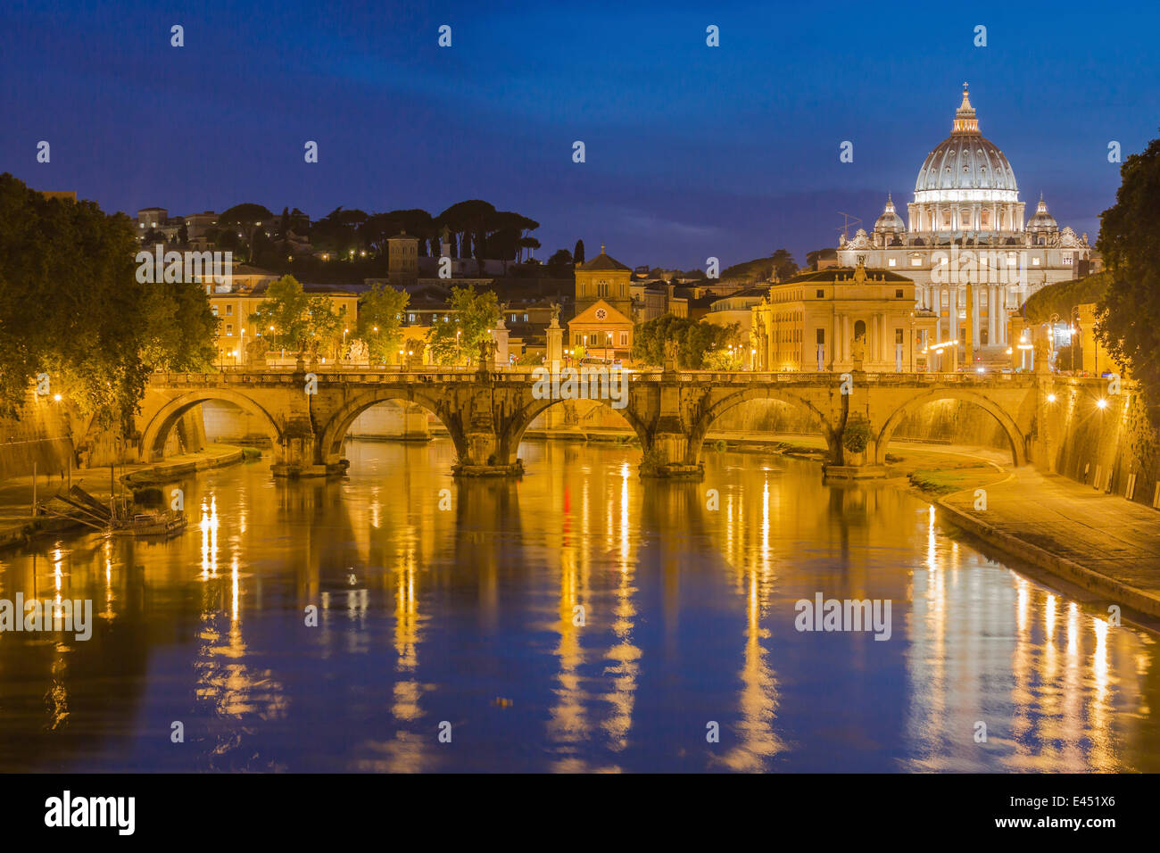 La basilique Saint Pierre, en face du pont Ponte Sant'Angelo et le Tibre, l'heure bleue, Vatican, Rome, Latium, Italie Banque D'Images