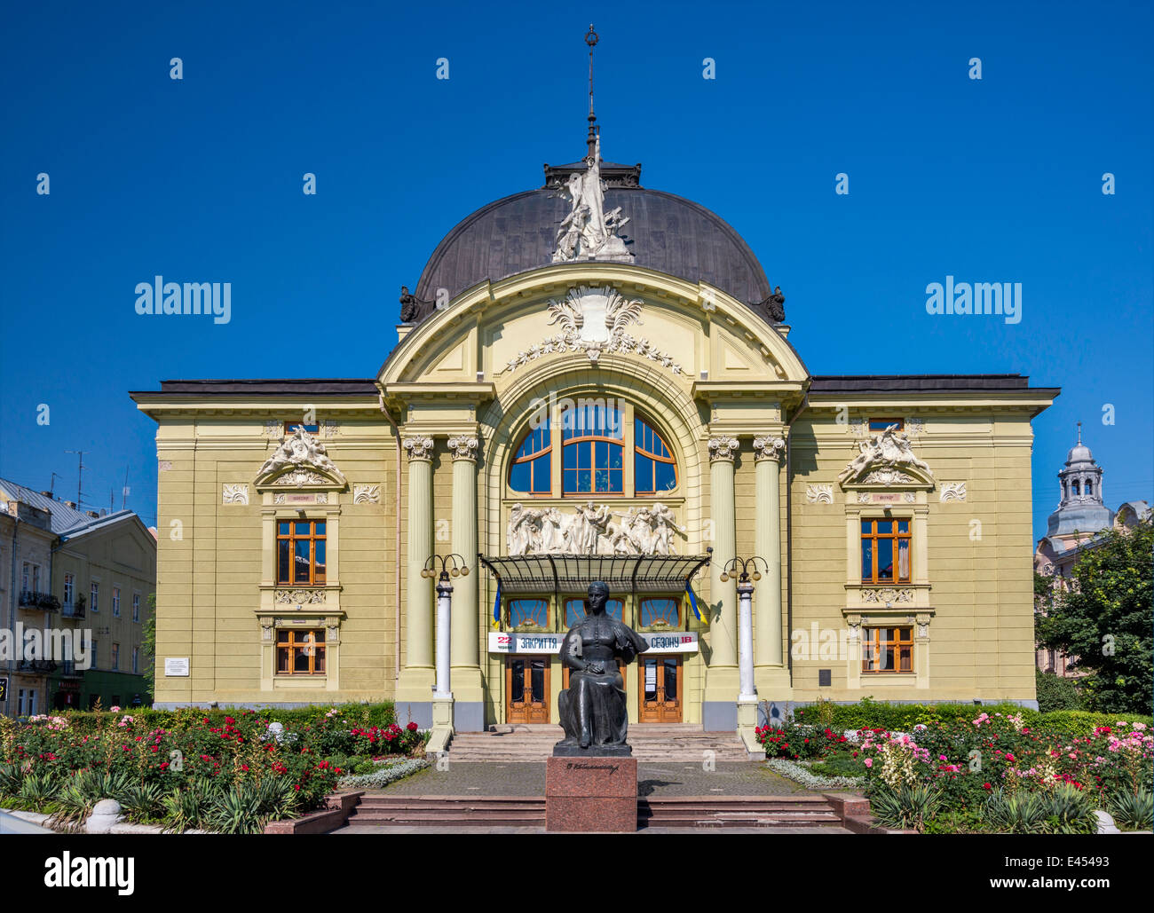 Olha Kobylianska Théâtre de la musique et du théâtre, 1905, sa statue à l'avant, la place du théâtre dans la région de Bucovine, Tchernivtsi, Ukraine Banque D'Images