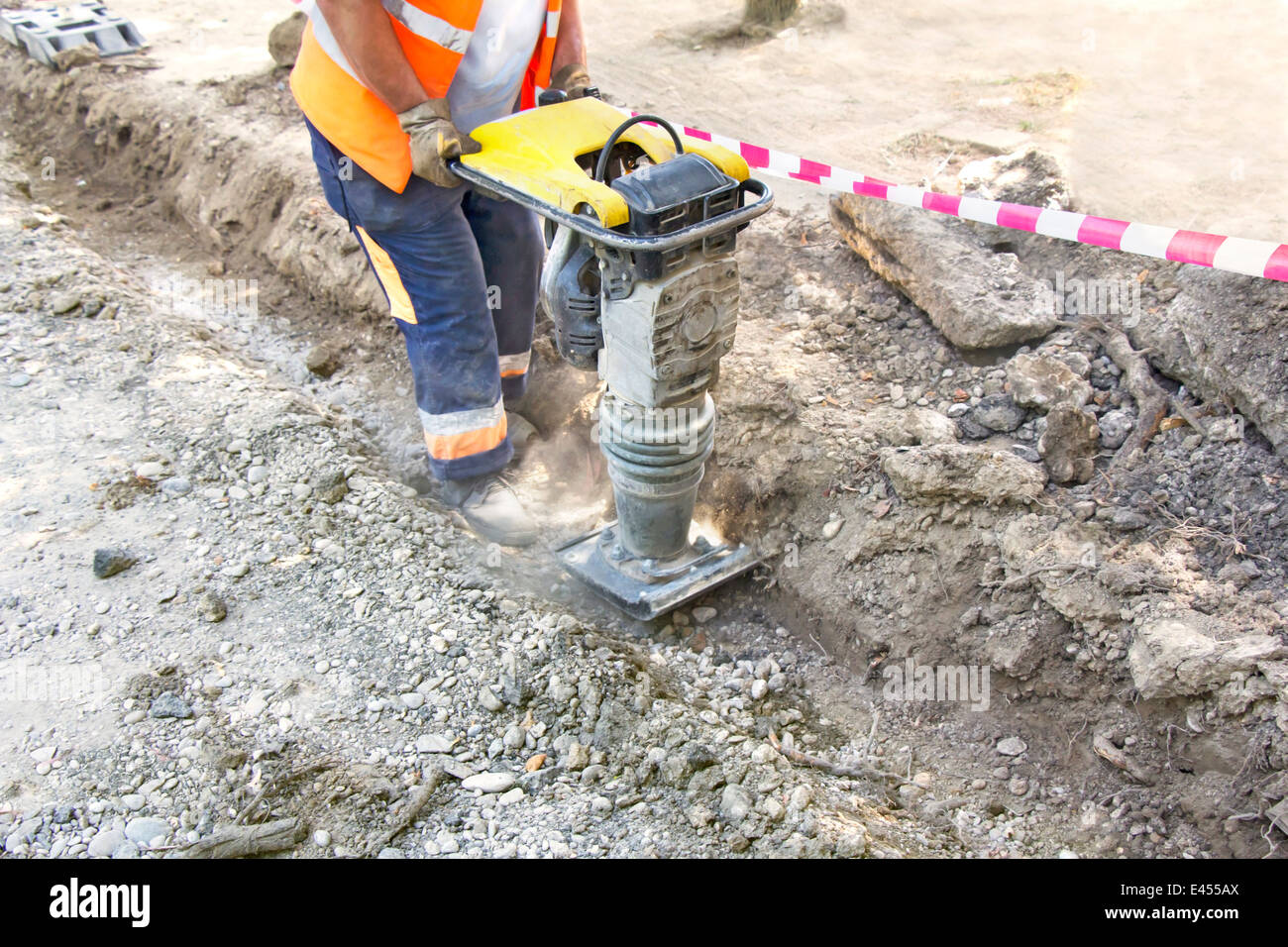 Travailleur utilise pour compacteur de sol ferme au chantier Banque D'Images