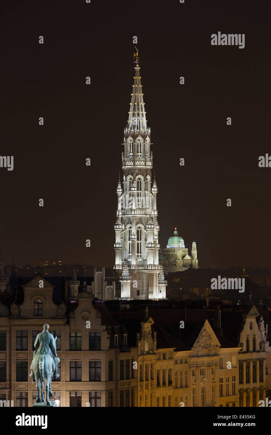 Statue du Roi Albert I et de l'Hotel de Ville sur la Grand Place de nuit, Bruxelles, Belgique Banque D'Images
