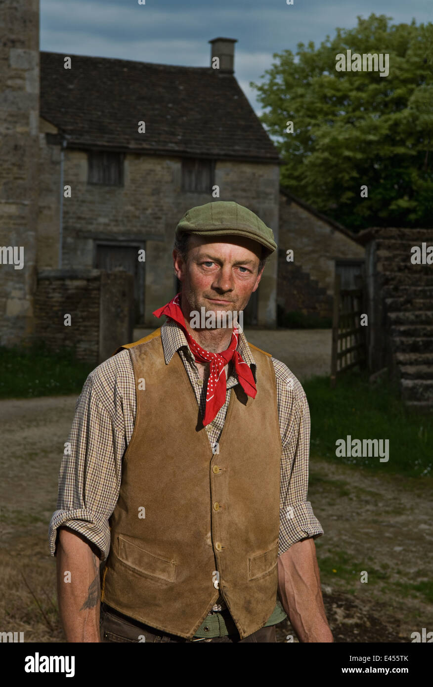 Portrait of mature agriculteur traditionnel dans la basse cour Banque D'Images