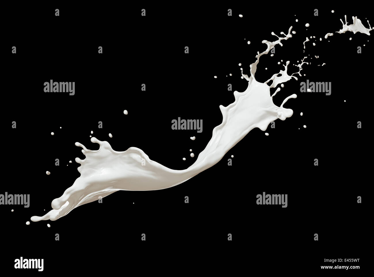 Lait torsadée splash isolé sur fond noir Banque D'Images