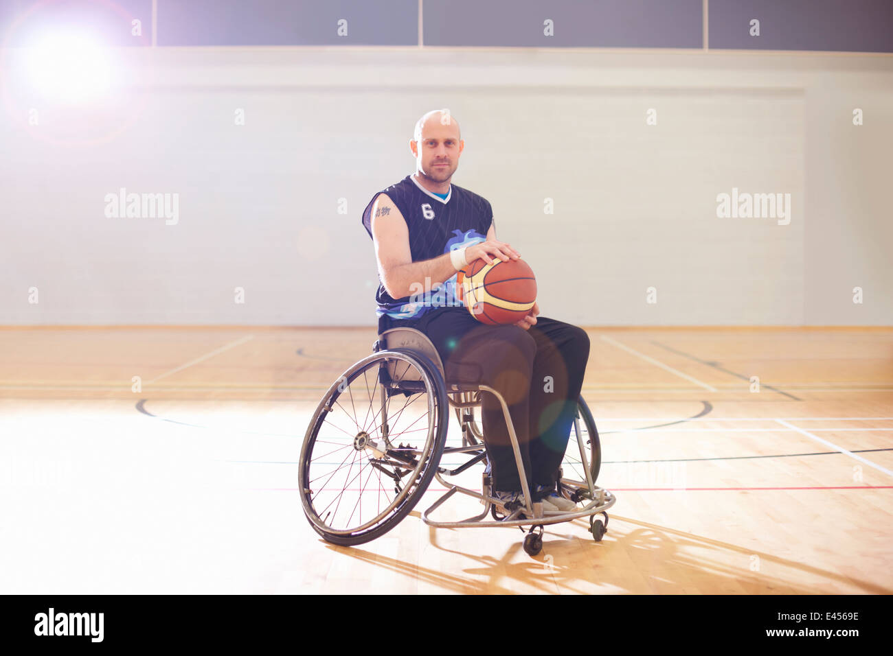 Joueur de basket-ball en fauteuil roulant holding ball Banque D'Images