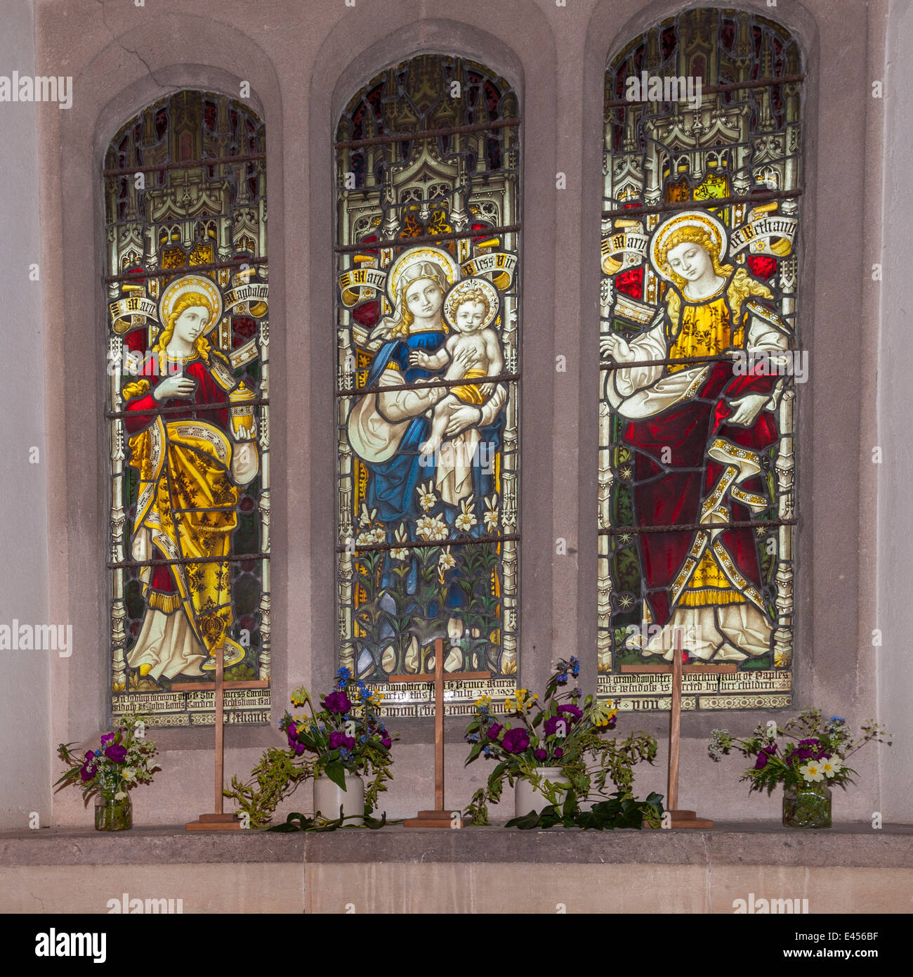 Un écran de fleurs pour Pâques à l'intérieur d'une église au Royaume-Uni Banque D'Images