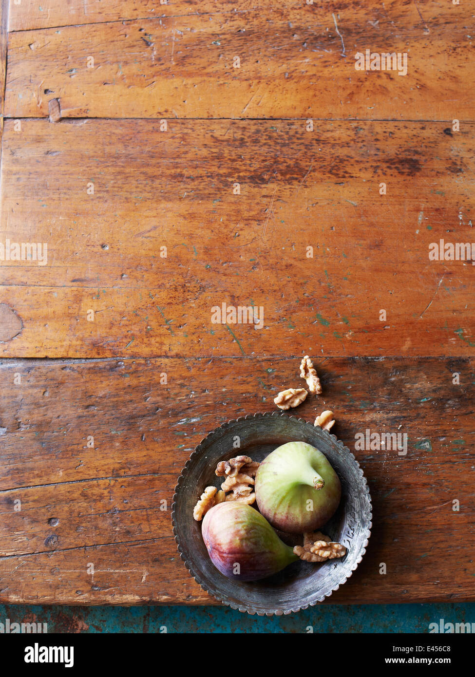 Still Life de figues fraîches et de noix dans un bol Banque D'Images