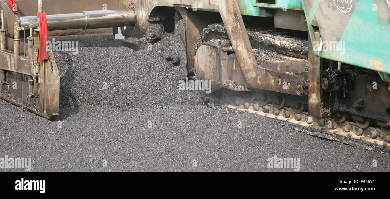 Des travaux de pavage. Machine d'asphalte pour pavage. Nouvelle couche d'asphalte sur la chaussée. Barcelone. L'Espagne. Banque D'Images