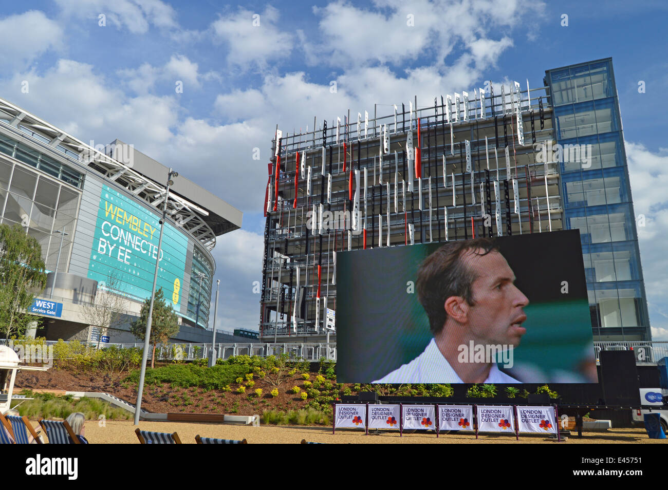 Jeu de tennis en direct sur grand écran à l'extérieur du stade de Wembley, London,UK Banque D'Images