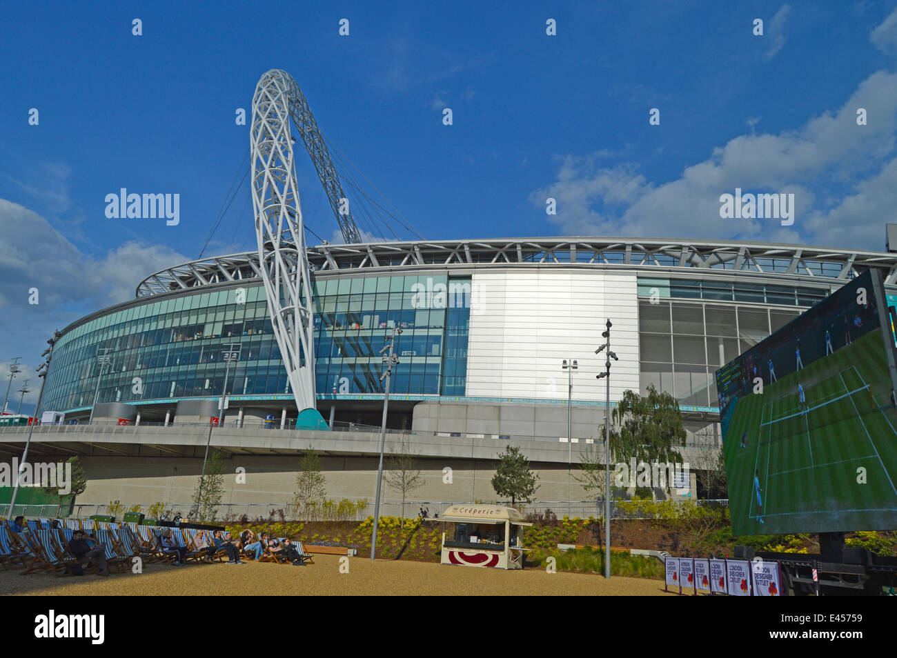 Jeu de tennis en direct sur grand écran à l'extérieur du stade de Wembley, London,UK Banque D'Images