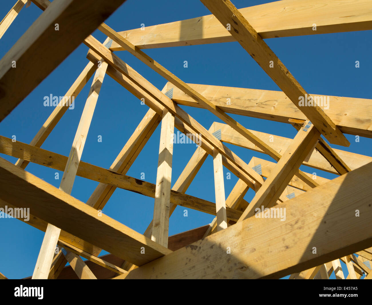 L bâtiment maison, la construction de toit, fermes de toit préfabriquées en position fixe Banque D'Images